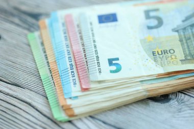 Avro para banknotlarının büyük miktarları ahşap arka planda kapanıyor.