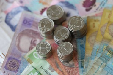 Birkaç yığın Ukrayna parası eski Hryvnia banknotlarının üzerinde yatıyor.