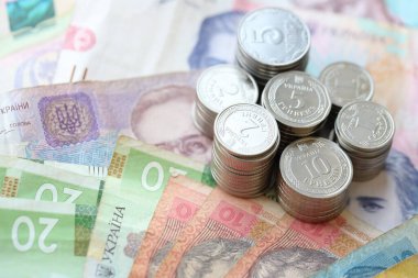 Birkaç yığın Ukrayna parası eski Hryvnia banknotlarının üzerinde yatıyor.