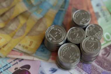 Birkaç yığın Ukrayna parası eski Hryvnia banknotlarının üzerinde yatıyor.