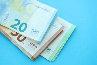 Büyük meblağda, mavi arka planda yüz yirmi-elli euro para faturası.