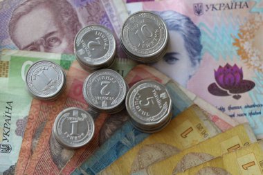 Birkaç yığın Ukrayna parası eski Hryvnia banknotlarının üzerinde yatıyor.