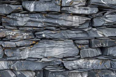  Eski gri, uzun taş duvarın fotoğrafı. Yaklaş. Arkaplan veya haritalama için arkaplan dokusu