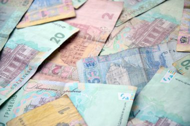 Ukrayna 'nın işlenmiş Hryvnia UAH kolajı banknotların dokusunu destekler. Pankart, arkaplan veya 3B haritalama için doku