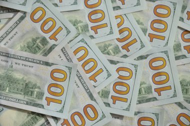 Birçok yüz dolarlık banknot dokusunun işlenmiş kolajı. Pankart, arkaplan veya 3B haritalama için doku