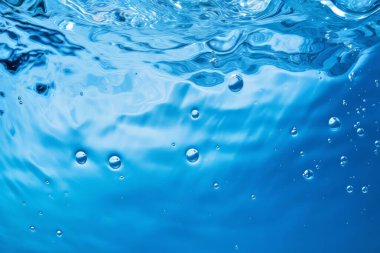 Güneş ışığında işlenmiş mavi su dalgaları dokusu kolajı. Pankart, arkaplan veya 3B haritalama için doku