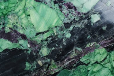 Zoisite tanzanit taşından işlenmiş kolaj mor ve yeşil doku. Pankart, arkaplan veya 3B haritalama için doku