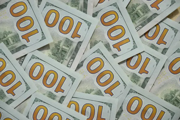 Birçok yüz dolarlık banknot dokusunun işlenmiş kolajı. Pankart, arkaplan veya 3B haritalama için doku