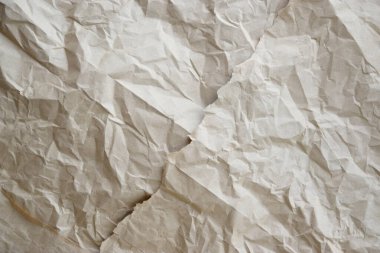 Buruşuk kağıt, karton arka plan. Kahverengi kraft yaprak dokusu, yırtık antika sayfa, duvar kağıdı veya parşömen soyut tasarımı, yatay kaba karton, eski malzeme