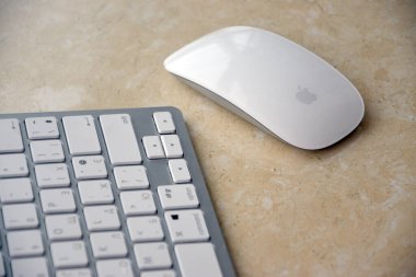 KHARKIV, UKRAINE - 2 Şubat 2024 Apple Magic Mouse ve gümüş klavye mermer arka planda yakın plan