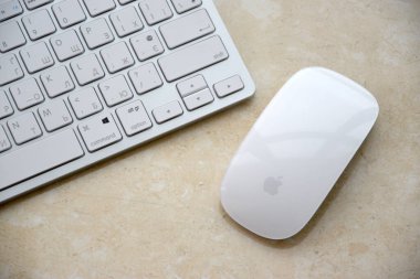 KHARKIV, UKRAINE - 2 Şubat 2024 Apple Magic Mouse ve gümüş klavye mermer arka planda yakın plan