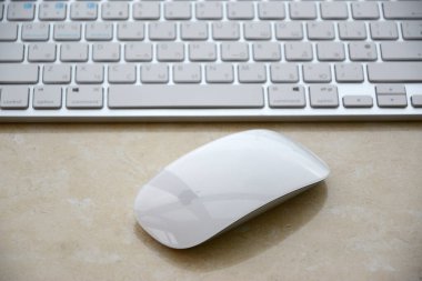 KHARKIV, UKRAINE - 2 Şubat 2024 Apple Magic Mouse ve gümüş klavye mermer arka planda yakın plan