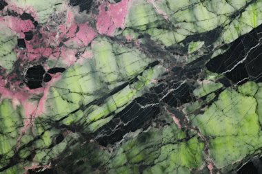 Zoisite tanzanit taşından işlenmiş kolaj mor ve yeşil doku. Pankart, arkaplan veya 3B haritalama için doku