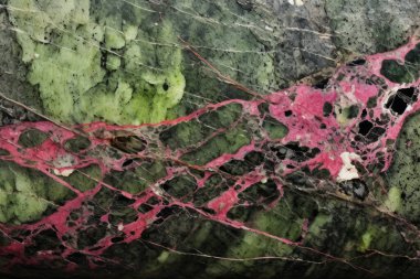 Zoisite tanzanit taşından işlenmiş kolaj mor ve yeşil doku. Pankart, arkaplan veya 3B haritalama için doku