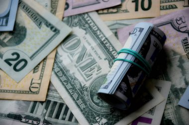 100 dolarlık banknotlar, doğal ışık altında büyük miktarlarda Amerikan dolarına bağlı.