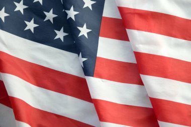 Amerika Birleşik Devletleri bayrağı, yıldız ve şeritlerle kaplıdır. Resmi Amerikan Bayrağı gün ışığında kıvrımlarla el sallıyor