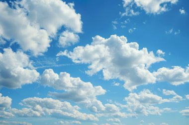 Mavi bulutlu gökyüzünün gündüz fotoğrafı yakın çekim. Arkaplan veya haritalama için arkaplan dokusu