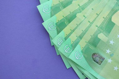 Leylak arkaplanına 100 Euro 'luk büyük meblağ. Yakın plan.