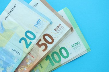 Büyük meblağda, mavi arka planda yüz yirmi-elli euro para faturası.