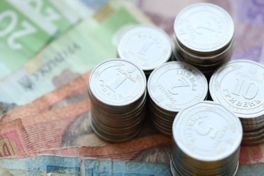 Birkaç yığın Ukrayna parası eski Hryvnia banknotlarının üzerinde yatıyor.