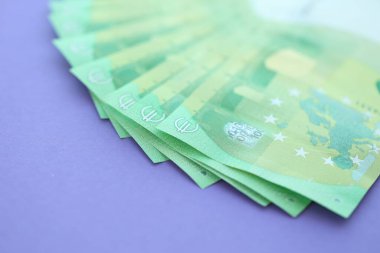 Leylak arkaplanına 100 Euro 'luk büyük meblağ. Yakın plan.