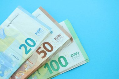 Büyük meblağda, mavi arka planda yüz yirmi-elli euro para faturası.