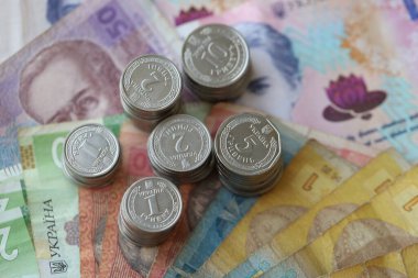 Birkaç yığın Ukrayna parası eski Hryvnia banknotlarının üzerinde yatıyor.