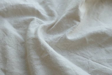 Arka plan olarak beyaz renkli gri tekstil peçetesi. Katlanmış dekoratif mutfak pamuğu havlusu kapat.