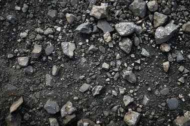 Gri asfalt kaya döküntülerinin fotoğrafı. Arkaplan veya haritalama için arkaplan dokusu