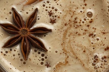 Buzlu Vanilyalı Chai Latte kahvesinin fotoğrafı. Arkaplan ya da yemek tarifleri için yemek fotoğrafı