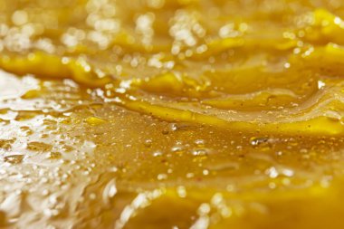 Taze ve ıslak köri sosunun fotoğrafı. Arkaplan ya da yemek tarifleri için yemek fotoğrafı