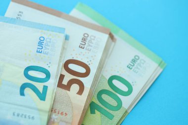 Büyük meblağda, mavi arka planda yüz yirmi-elli euro para faturası.