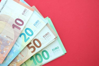 Büyük meblağda yüz, yirmi, on ve elli euro. Kırmızı arka planda. Yakın plan.