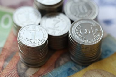 Birkaç yığın Ukrayna parası eski Hryvnia banknotlarının üzerinde yatıyor.