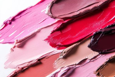 Farklı renkte taze ruj lekelerinin olduğu bir fotoğraf. Arkaplan veya haritalama için arkaplan dokusu