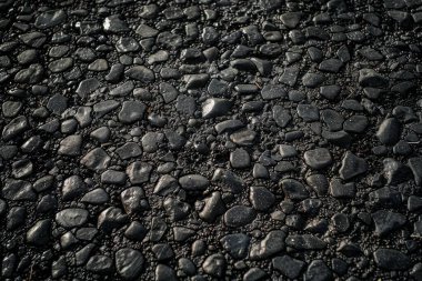 Yakından taşlı asfalt gri yüzey fotoğrafı. Arkaplan veya haritalama için arkaplan dokusu
