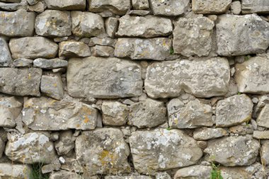 Eski gri ve kahverengi taş duvarın fotoğrafı. Arkaplan veya haritalama için arkaplan dokusu
