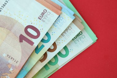Büyük meblağda yüz, yirmi, on ve elli euro. Kırmızı arka planda. Yakın plan.