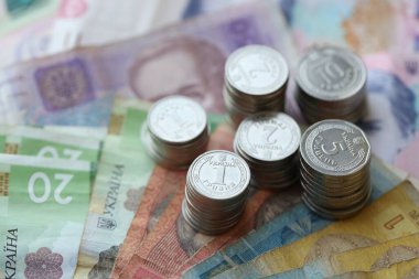Birkaç yığın Ukrayna parası eski Hryvnia banknotlarının üzerinde yatıyor.