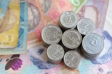Birkaç yığın Ukrayna parası eski Hryvnia banknotlarının üzerinde yatıyor.