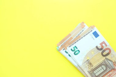 Sarı arka planda 150 Euro 'luk büyük bir meblağ. Yakın plan.