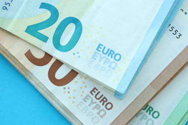 Büyük meblağda, mavi arka planda yüz yirmi-elli euro para faturası.