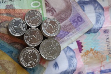 Birkaç yığın Ukrayna parası eski Hryvnia banknotlarının üzerinde yatıyor.