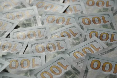 Birçok yüz dolarlık banknot dokusunun işlenmiş kolajı. Pankart, arkaplan veya 3B haritalama için doku