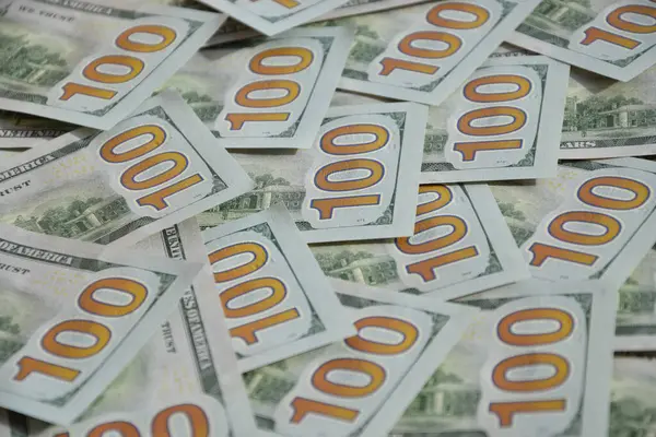 Birçok yüz dolarlık banknot dokusunun işlenmiş kolajı. Pankart, arkaplan veya 3B haritalama için doku