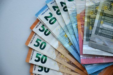 Bir çok Avrupa Euro 'su kaotik bir düzenleme içinde. Farklı renkte ve durumdaki banknotlar yığını kapat