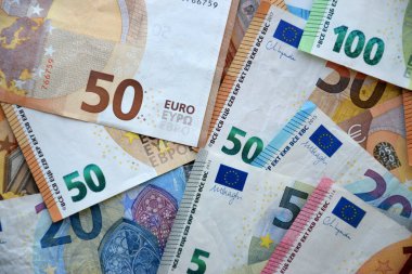 Bir çok Avrupa Euro 'su kaotik bir düzenleme içinde. Farklı renkte ve durumdaki banknotlar yığını kapat