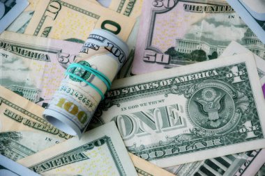 100 dolarlık banknotlar, doğal ışık altında büyük miktarlarda Amerikan dolarına bağlı.