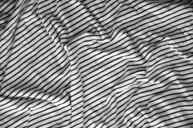 Birçok katlı, soyut siyah ve beyaz soyulmuş kumaş arkaplan kolajı.