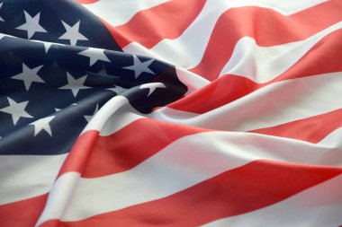 Amerika Birleşik Devletleri bayrağı, yıldız ve şeritlerle kaplıdır. Resmi Amerikan Bayrağı gün ışığında kıvrımlarla el sallıyor